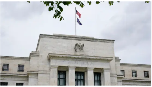 «الفيدرالي» الأميركي يثبت الفائدة عند نطاق 4.25 % - 4.50 % رغم ضغوط ترمب