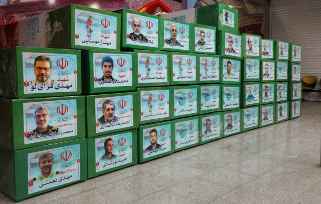 بالفيديو .. مسعود بزشكيان ووزير الخارجية الإيراني يشاركون في مراسم التشييع في العاصمة طهران