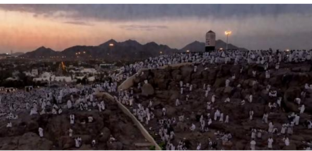 الحجاج ينهون ركن الحج الأعظم في جبل عرفات .. وينفرون إلى مزدلفة