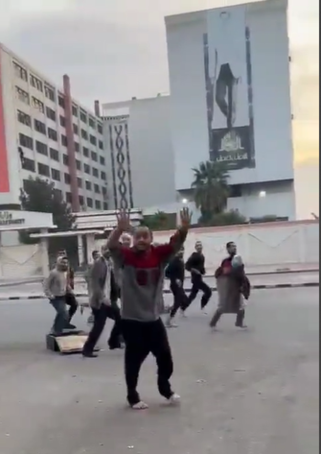بالفيديو .. لحظة الافراج عن المعتقلين في السجون السورية