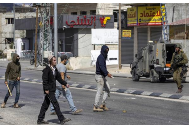 مستوطنون يرتدون زي جيش الاحتلال ويعتدون على فلسطينيين بالضفة