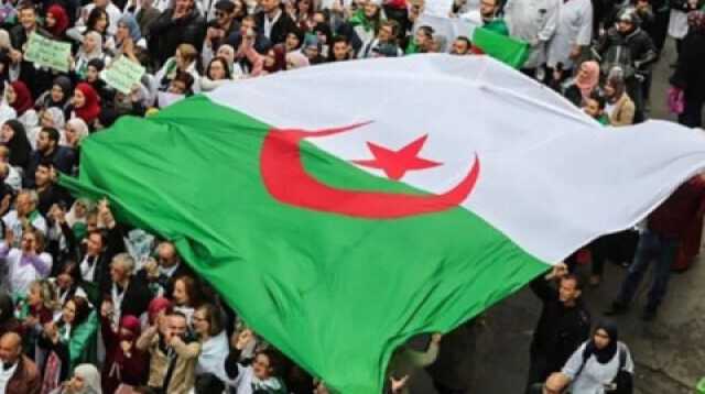 الجزائر.. احتفالات شعبية بالذكرى 61 للاستقلال عن فرنسا