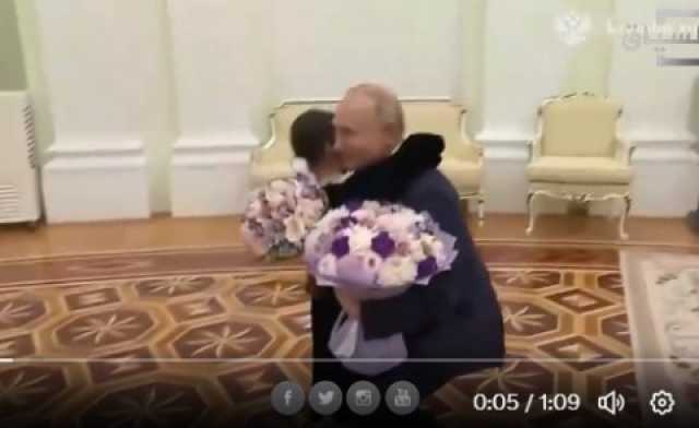 بوتين يستقبل “طفلة مُسلمة” بالكرملين.. لماذا؟ (فيديو)