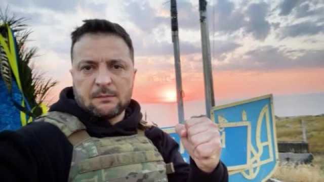 زيلينسكي يزور جزيرة الثعبان في البحر الأسود “رمز المقاومة” ضد روسيا وقتلى في قصف عنيف على الشرق الأوكراني