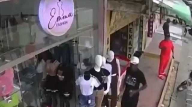 جريمة غريبة.. فشل في قتله بعدما ضغط على الزناد مرتين من مسافة صفر.. (فيديو)