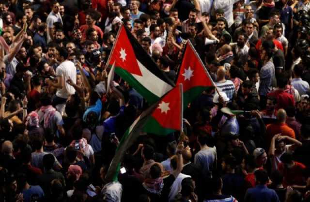 “المنية ولا الدنية”..”رسالة من الشعب للملك” تجاوزت “كل الأسقف” وأكثر من”1500″ شخصية أردنية وقعت : من يديرون الدولة اليوم “مشكوك في إنتمائهم” وخمسة مطالب بينها”حكومة إنقاذ وطني وإعادة السلطة