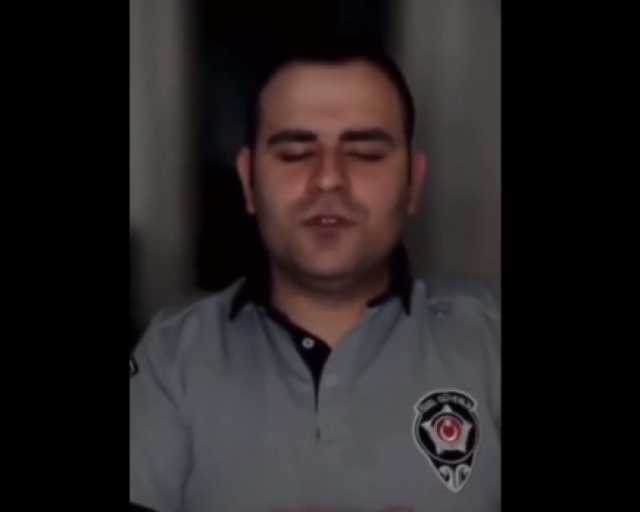 “أتاتورك أكبر”.. تركي يرتدي زي رجل أمن يسخر من الصلاة ويُبدّل “الله” بأتاتورك والنيابة تفتح تحقيقاً! (فيديو)