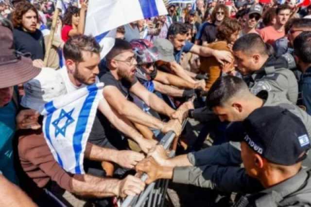 انطلاق الاحتجاجات الغاضبة في إسرائيل ضد الخطة الحكومية لإصلاح القضاء.. مواجهات وإغلاق شوارع وتوتر..(صور/فيديوهات)