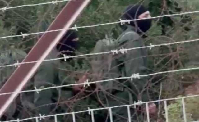 لأول مرة.. الإعلام العبري ينشر فيديو مصور لمقاومين ملثّمين من حزب الله يقومون بجولة على الحدود مع فلسطين المحتلة