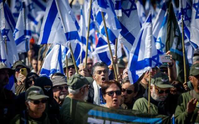 جنود الاحتياط الإسرائيليون يقولون إنهم يقاتلون في سبيل الديمقراطية