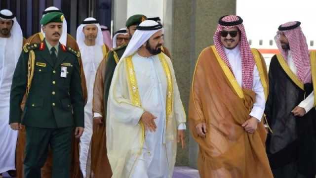 محمد بن راشد وصل جدة السعوديّة رافعاً على أعلى طائرته العلمين السعودي والإماراتي بعد تقارير عن خلافات بين البلدين! (فيديو)