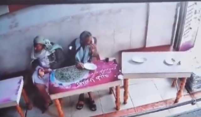 شاهد بالفيديو.. الموت يباغت معلما يمنيا أثناء تناوله وجبة الإفطار في مطعم