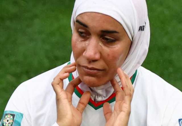 المغربية نهيلة بنزينة تدخل تاريخ كرة القدم بارتداء الحجاب في مونديال السيدات