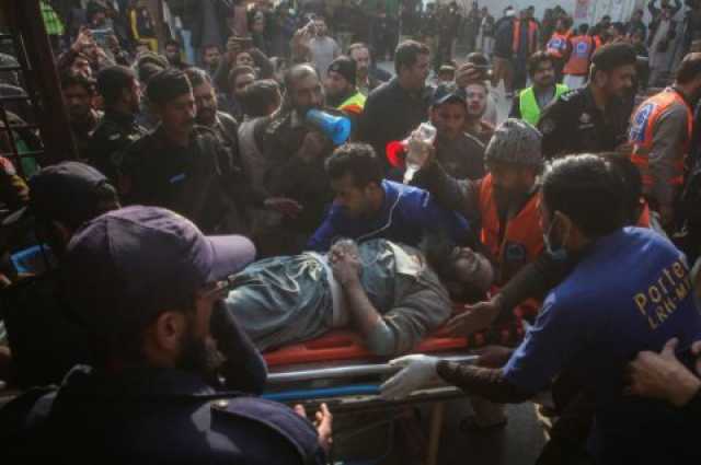 مقتل وإصابة أكثر من 170 شخصًا في تفجير “انتحاري” عنيف داخل تجمع تابع لحزب جمعية “علماء الإسلام” في باكستان.. إعلان حالة الطوارئ في المستشفيات والأمن يستنفر