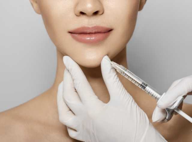 عملية تجميل الذقن بالفيلر وزراعة الذقن: الفروق والمزايا!