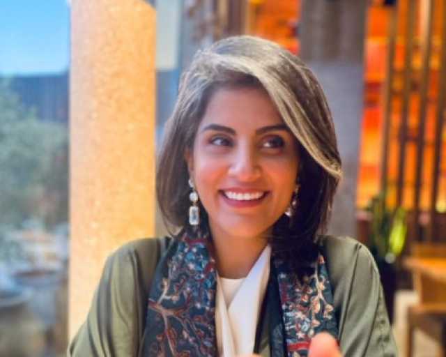 الناشطة السعوديّة لجين الهذلول تنشر صورة جديدة بدت فيها مُبتسمة احتفالاً بعيد ميلادها (صورة)
