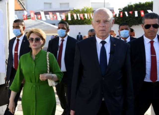  الرئيس التونسي يعد مشروع قانون للتدقيق في “تعيينات الولاءات” بالإدارة طيلة العقد الأخير