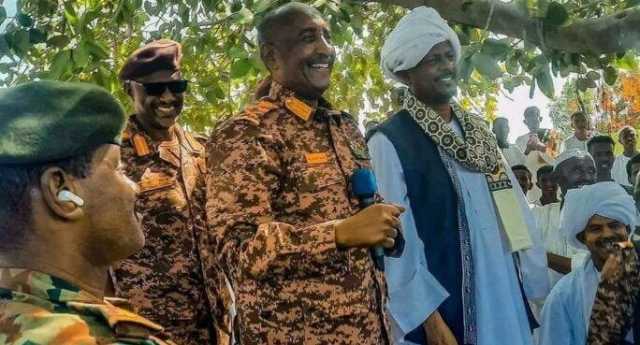 البرهان يتوعد المتآمرين في الداخل والخارج .. لن نسلم أمر السودان لأي جهة وإن ذهبنا ويلوح بالنصر : قربت