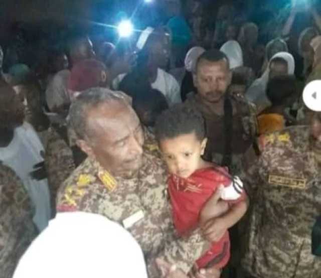 البرهان يتوعد في عزاء الملازم محمد صديق .. المعركة مستمرة وسنسحق الأعداء ونثأر ونأخذ حق السودانيين