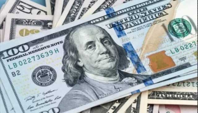 بعد ساعات من سياسات البنك المركزي ورفع سقف التحويلات.. الدولار يصل رقما قياسياً