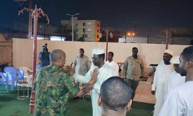 البرهان يعزي مناوي في مقتل شقيقه