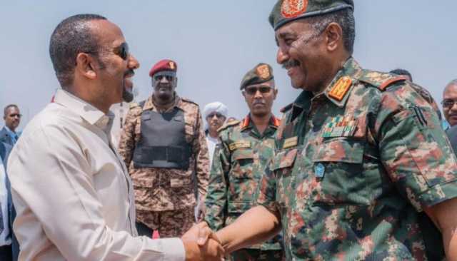 بالفيديو والصور.. البرهان يقود بنفسه سيارة آبي أحمد إلى القصر ويغرسان “نبتة” ويغردان بعد جلسة مباحثات