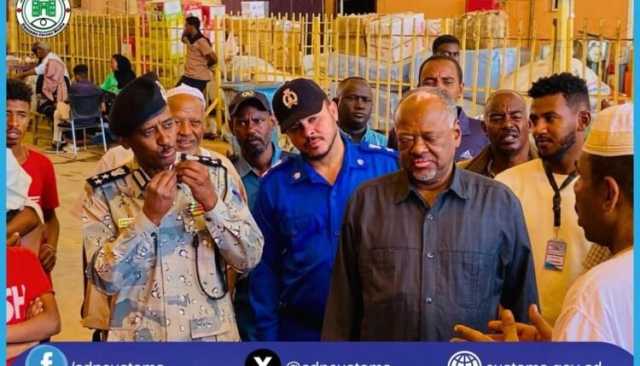 دبلوماسي سوداني يتفقد العالقين بـ”معبر أرقين”