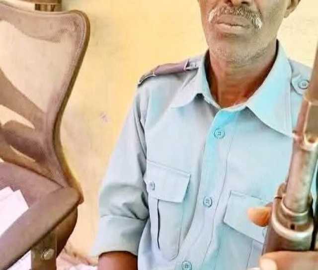 نظامي يلقى قنبلة قرنيت امام بنك شهير  وشرطي ينقذ الموقف