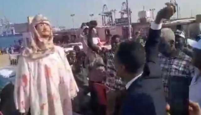رجم شيطان حميدتي .. دمية تجُر السخرية والضحك على وزير الإعلام السوداني “الإعيسر ” فيديو