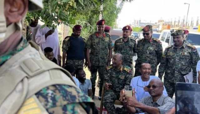 بعد شربه القهوة معهم في الشارع.. ماذا قال البرهان للمواطنين ببورتسودان..؟