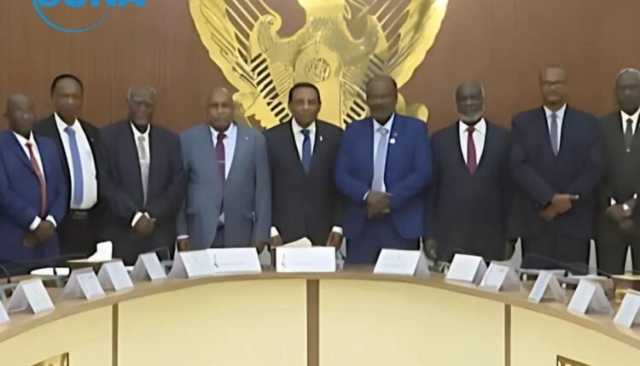 عاجل .. كامل إدريس رئيس وزراء السودان يصدر أول قرار بعد تسلمه مهامه رسميًا