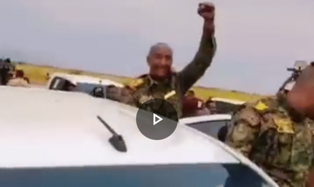 بالفيديو: البرهان في قلب كردفان.. ورسالة خاصة في بريد الدعم السريع “المطاردة قائمة قائمة”