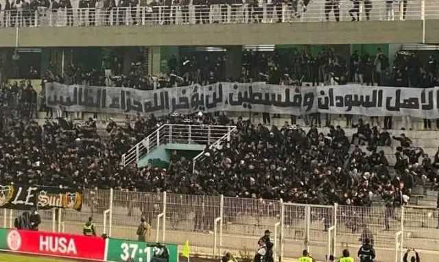 لافتة غريبة في المدرجات أثناء مباراة الرجاء والوداد في الدوري المغربي