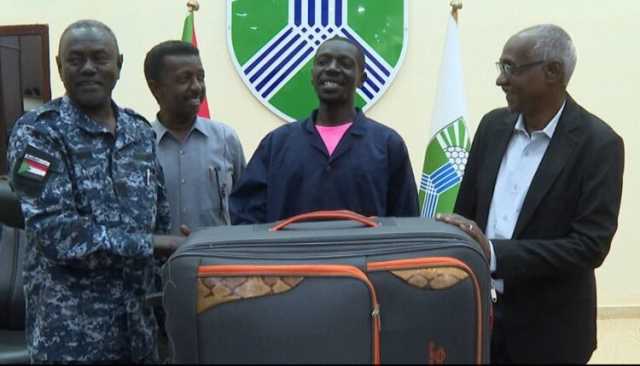 والي الخرطوم يستجيب لاثنين من عمال نظافة الطرق واكمال مراسم زواجهما