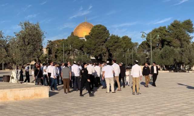 مستوطنون صهاينة يقتحمون باحات المسجد الأقصى المبارك