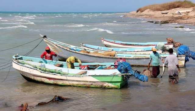 عودة 17 صياداً إلى الخوخة بالحديدة بعد أسابيع من احتجازهم في سجون إريتريا