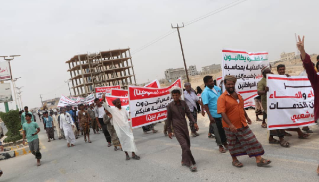 الحراسة السعودية تجلي العليمي من القصر الجمهوري في الغيضة وتنقله إلى هذا المكان