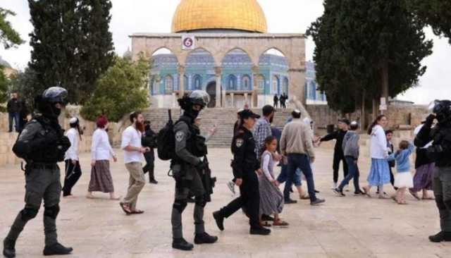 عشرات الصهاينة يدنسون الأقصى المبارك