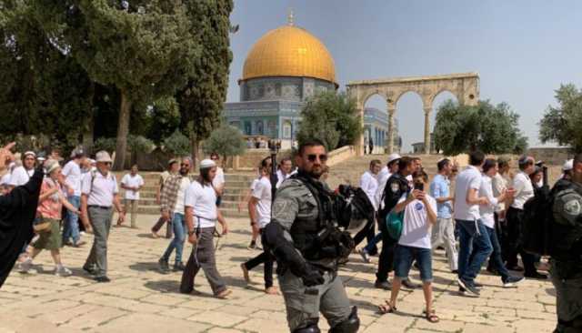 عشرات المستوطنين المتطرفين يقتحمون المسجد الأقصى