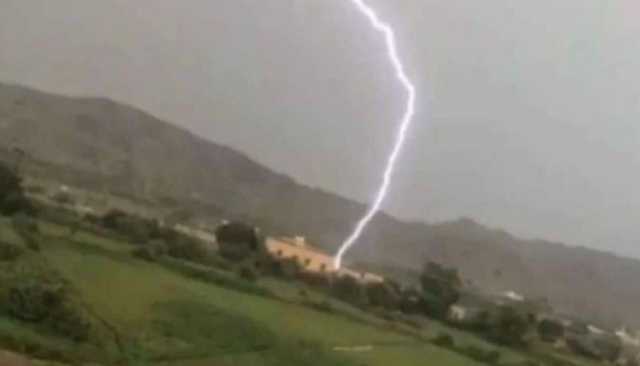 وفاة 4 أشخاص وإصابة ثلاثة آخرين معظمهم أطفال بصواعق رعدية