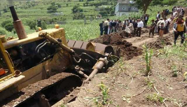 وزير الأشغال يطلع على سير العمل لشق شوارع جديدة بمدينة إب