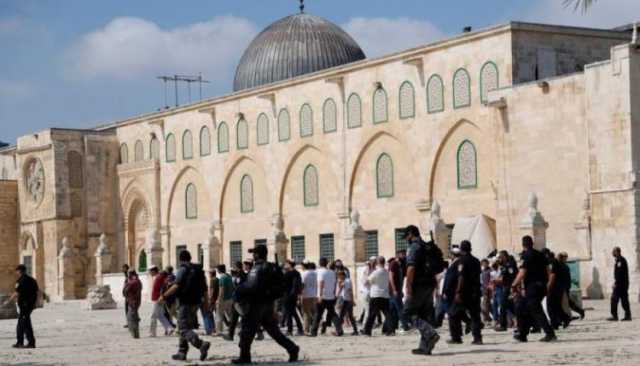 المستوطنون يواصلون تدنيس الأقصى المبارك