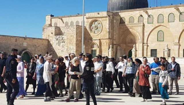 المستوطنون يدنسون باحات الأقصى المبارك