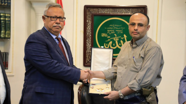 بالصور والتفاصيل.. شاهد الرئيس المشاط يمنح الدكتور عبدالعزيز بن حبتور وسام الوحدة