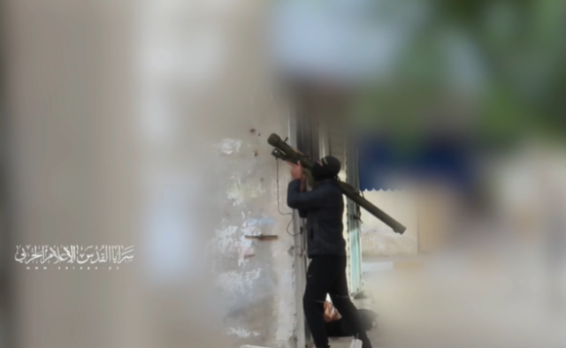شاهد.. لحظة اطلاق سرايا القدس مضاداتها الجوية نحو طائرة للعدو الإسرائيلي وتحقق إصابة مباشرة (فيديو)