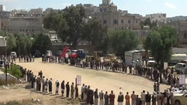 وقفة بالبيضاء تبارك وتؤيد العمليات التي نفذتها القوات المسلحة ضد كيان العدو الصهيوني
