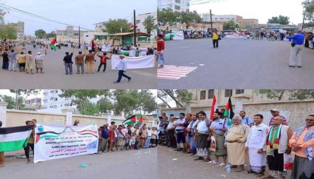 وقفة لعدد من المكاتب الحكومية بالحديدة تنديداً بجرائم العدو الإسرائيلي بقطاع غزة