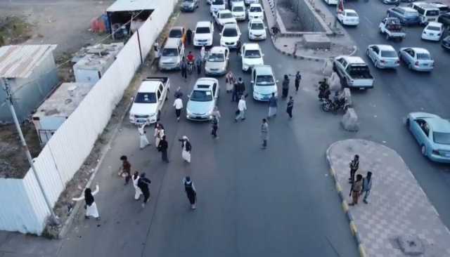 أخي السائق.. سير السيارات في مواكب بشكل يعيق حركة السير ويتسبب في وقوع الحوادث مخالفة مرورية جسيمة تعرضك للمساءلة