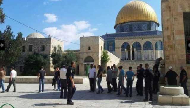 عشرات المستوطنين يقتحمون باحات المسجد الأقصى المبارك