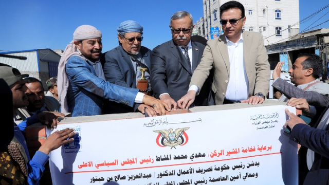بأكثر من مليار ريال.. بن حبتور يدشن العمل بعدد من المشاريع الخدمية بأمانة العاصمة